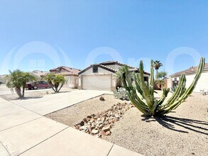 15532 W Port Royale Ln in Surprise, AZ - Foto de edificio - Building Photo