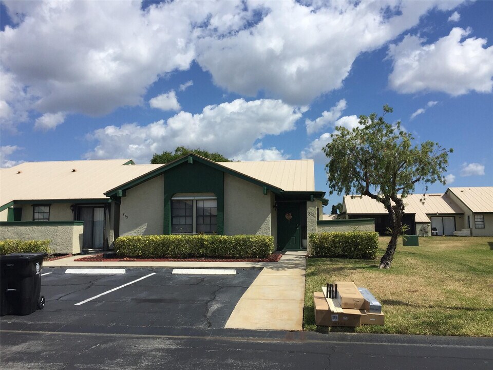 519 SW Sara Blvd in Port St. Lucie, FL - Building Photo