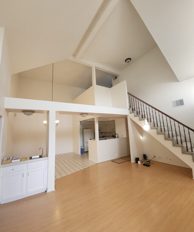 5420 Sylmar Ave, Unit #311 in Van Nuys, CA - Foto de edificio - Building Photo