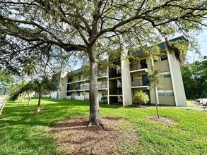 8000 Fairview Dr in Tamarac, FL - Building Photo - Building Photo