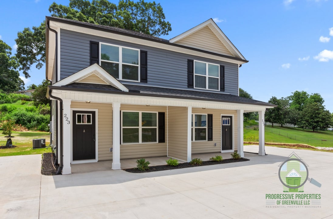 223 Liberty Dr in Easley, SC - Building Photo