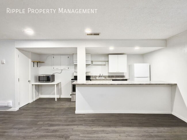 63 Woodglen Close SW in Calgary, AB - Building Photo - Building Photo