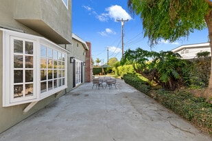 17131 Autumn Cir in Huntington Beach, CA - Building Photo