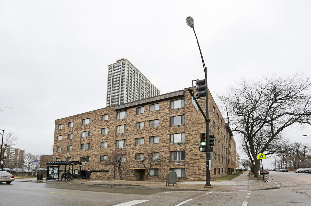 Devonshire Apartments in Chicago, IL - Building Photo