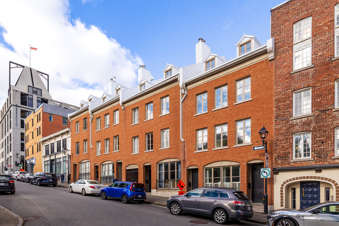 425-439 Saint-Claude Rue in Montréal, QC - Building Photo