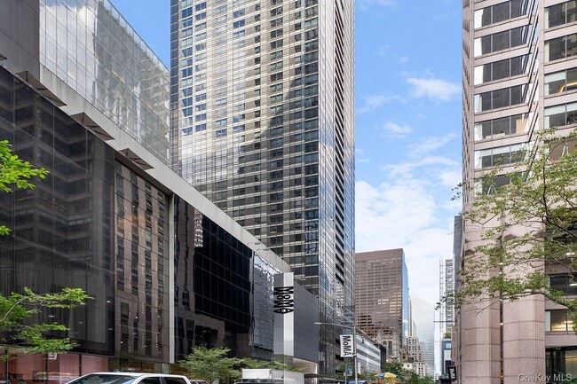 15 W 53rd St in New York, NY - Building Photo - Building Photo