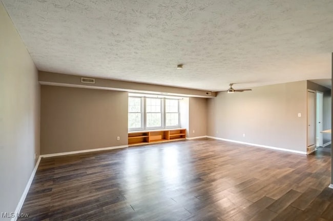 26179 Raintree Blvd in Olmsted Falls, OH - Building Photo - Building Photo