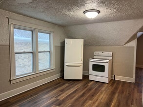 610 N Wisconsin St in Port Washington, WI - Foto de edificio - Building Photo