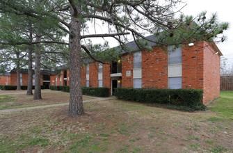 Woodcrest Apartments in Arlington, TX - Foto de edificio - Building Photo