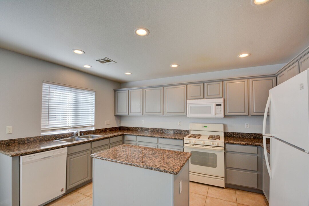 328 Mali Heights Ct in Henderson, NV - Building Photo