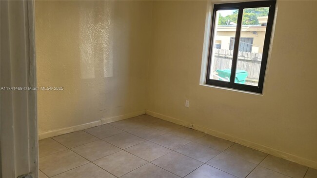 941 NW 99th St in Miami, FL - Building Photo - Building Photo