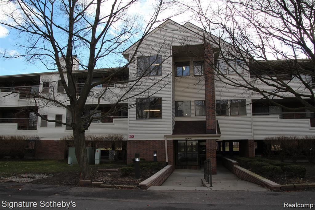 30450 Orchard Lake Rd in Farmington Hills, MI - Building Photo