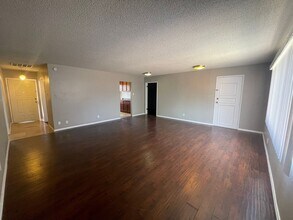2200 Dune Dr in Las Vegas, NV - Building Photo - Building Photo
