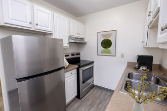 Southdale Parc Apartments in Richfield, MN - Building Photo - Building Photo