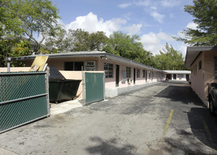 Villa 121 in Miami, FL - Foto de edificio - Building Photo