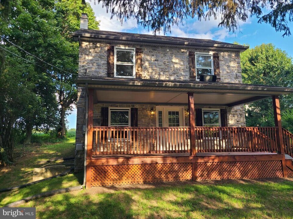 693 Lancaster Pike in New Providence, PA - Building Photo