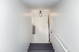 691 Roble Ave-Unit -691 Roble Ave Apt 4 in Menlo Park, CA - Foto de edificio - Building Photo