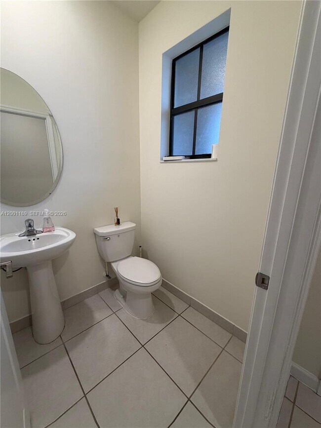 11104 W 33rd Way in Hialeah, FL - Building Photo - Building Photo