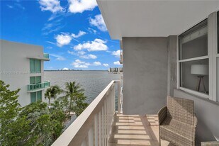 2016 Bay Dr in Miami Beach, FL - Building Photo