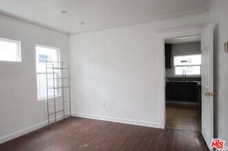 1056 W 42nd Pl in Los Angeles, CA - Building Photo - Building Photo