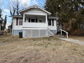 330 Montgomery Ave in Staunton, VA - Building Photo