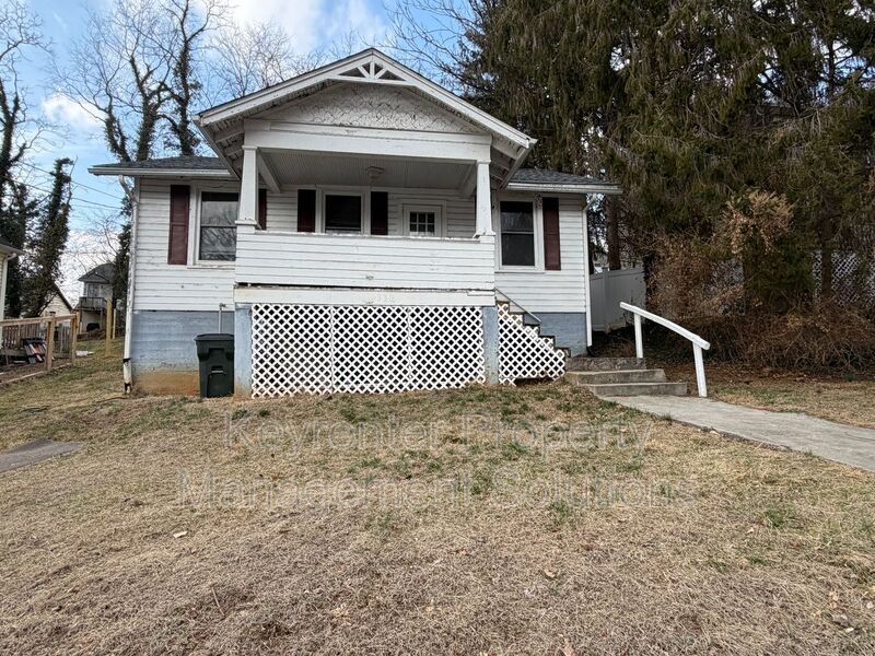 330 Montgomery Ave in Staunton, VA - Building Photo