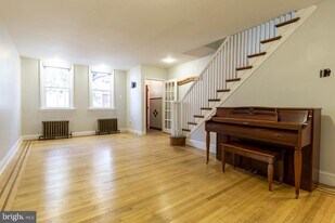 1239 S Alder St in Philadelphia, PA - Building Photo