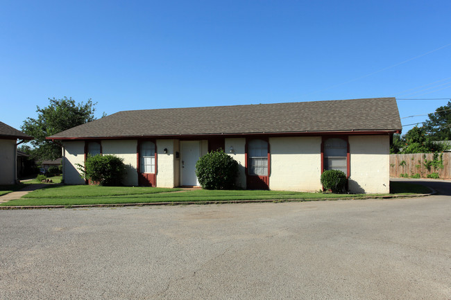 Amberwood Apartments in Warr Acres, OK - Building Photo - Building Photo