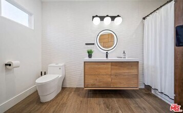 22616 Oxnard St in Los Angeles, CA - Building Photo - Building Photo