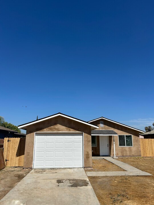624 N Smith Rd in Tipton, CA - Building Photo