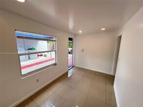 548 NW 30th St in Miami, FL - Building Photo - Building Photo