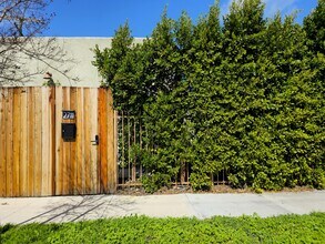 2711 W 60th St in Los Angeles, CA - Building Photo - Building Photo