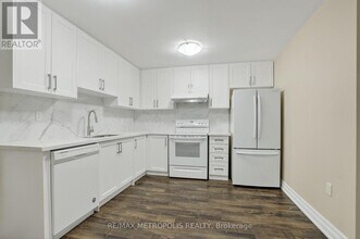260 Beechgrove Dr in Toronto, ON - Building Photo - Building Photo