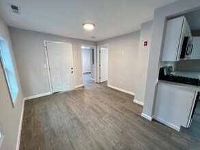 415 Hollister Ave in Bridgeport, CT - Foto de edificio - Building Photo