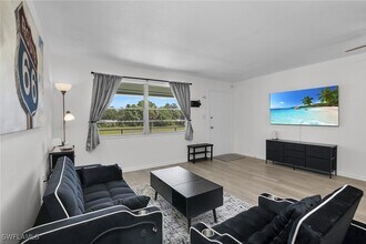 3225 E Riverside Dr in Ft. Myers, FL - Foto de edificio - Building Photo