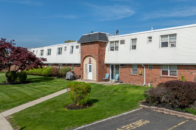 Salem Crossing Apartments in Bensalem, PA - Foto de edificio - Building Photo