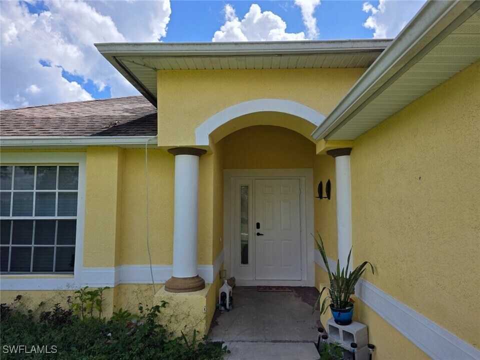 409 Hull Ave S in Lehigh Acres, FL - Building Photo
