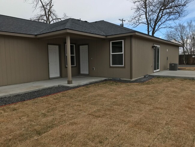 613 S Locust Ln in Moses Lake, WA - Building Photo - Building Photo