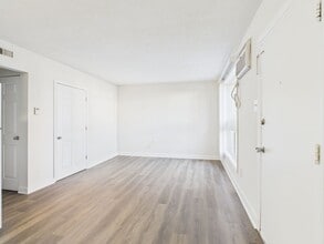 Forest Square Apartments in Richmond, VA - Building Photo - Interior Photo