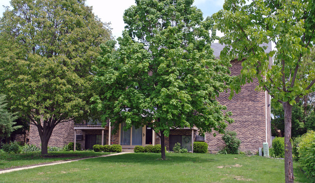 8232-8335 Woodland Dr in Darien, IL - Foto de edificio - Building Photo