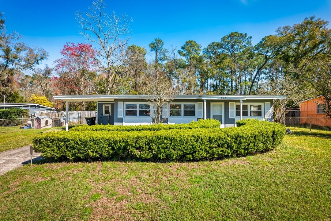 909 Westgate Dr in Jacksonville, FL - Building Photo