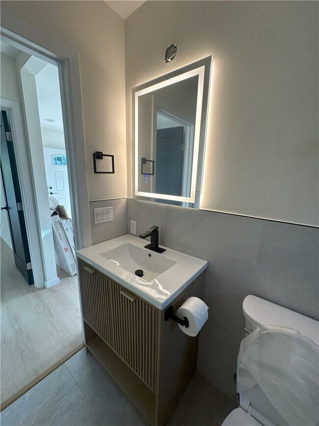 15733 Victory Blvd in Los Angeles, CA - Building Photo - Building Photo