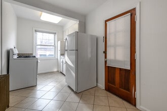 Clifton Cove in Lakewood, OH - Building Photo - Interior Photo