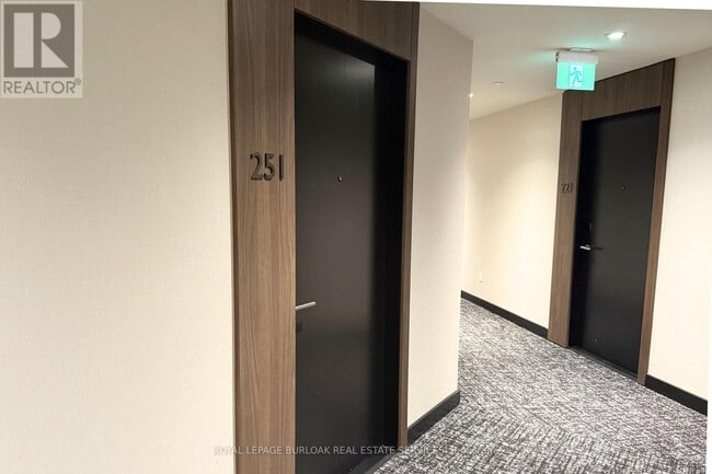 2501 Saw Whet Blvd. in Oakville, ON - Building Photo - Building Photo