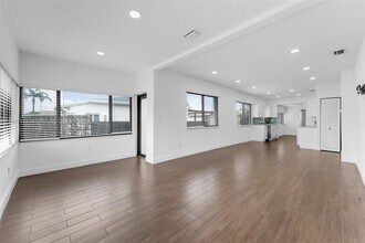 5790 SW 5th St in Miami, FL - Foto de edificio - Building Photo