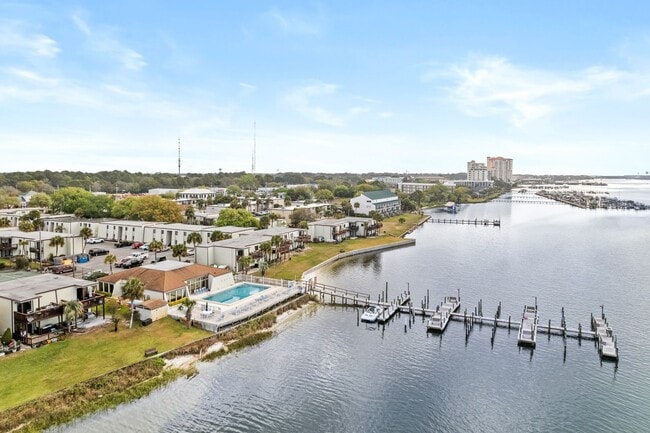 308 Miracle Strip Pkwy SW in Fort Walton Beach, FL - Foto de edificio - Building Photo