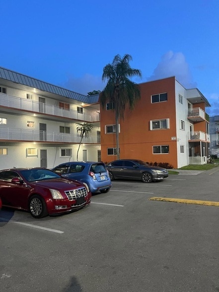 11307 SW 200th St, Unit 313B in Miami, FL - Foto de edificio - Building Photo