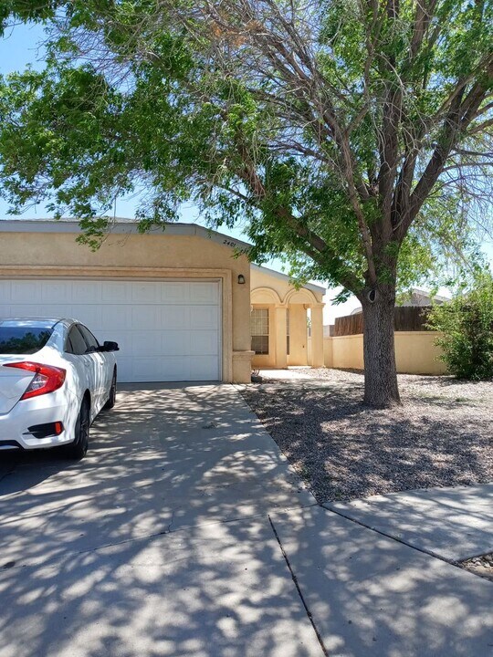 2401 High Desert Cir NE in Rio Rancho, NM - Building Photo