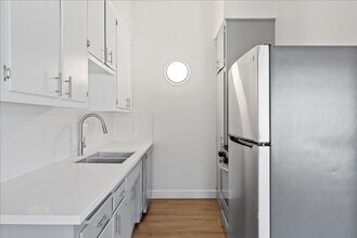 6110 Cahuenga Blvd in Los Angeles, CA - Building Photo - Building Photo