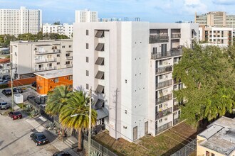 Cedars Pointe in Miami, FL - Building Photo - Building Photo